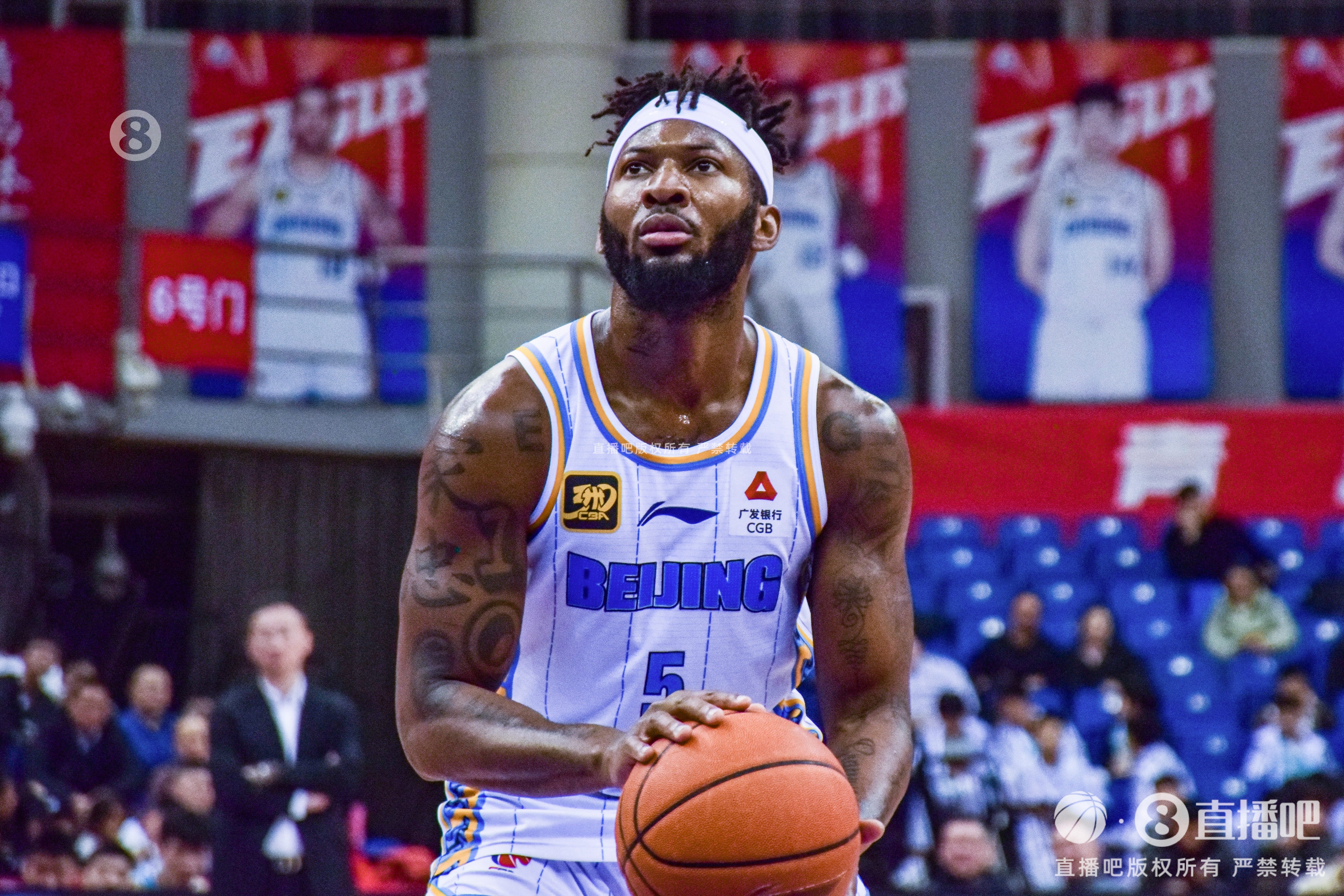 半场结束前连中两记三分!杰曼11中6拿到15分1板2助1断
